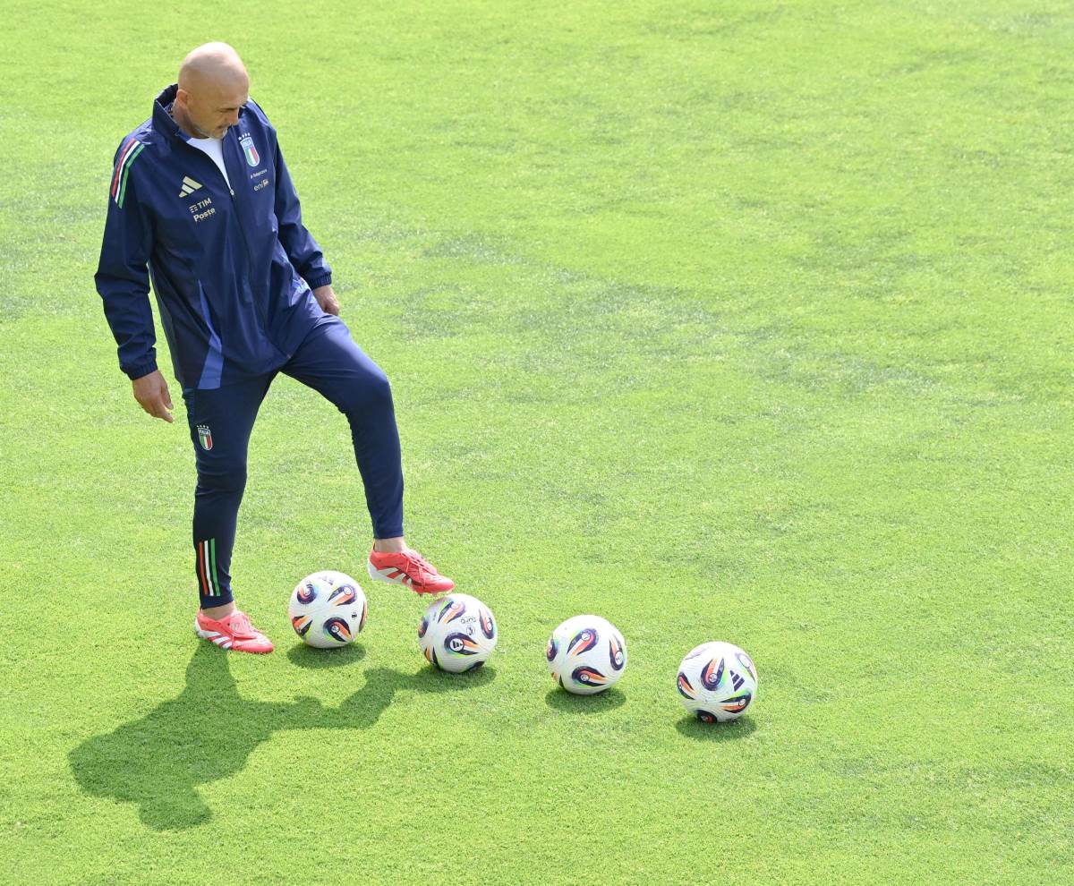 Lučano Spaleti namešta lopte na treningu Italije