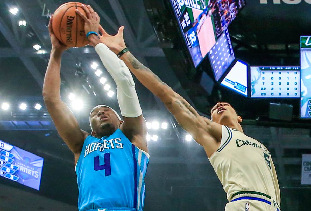 Devonte Grejem u borbi za skok protiv Milvokija