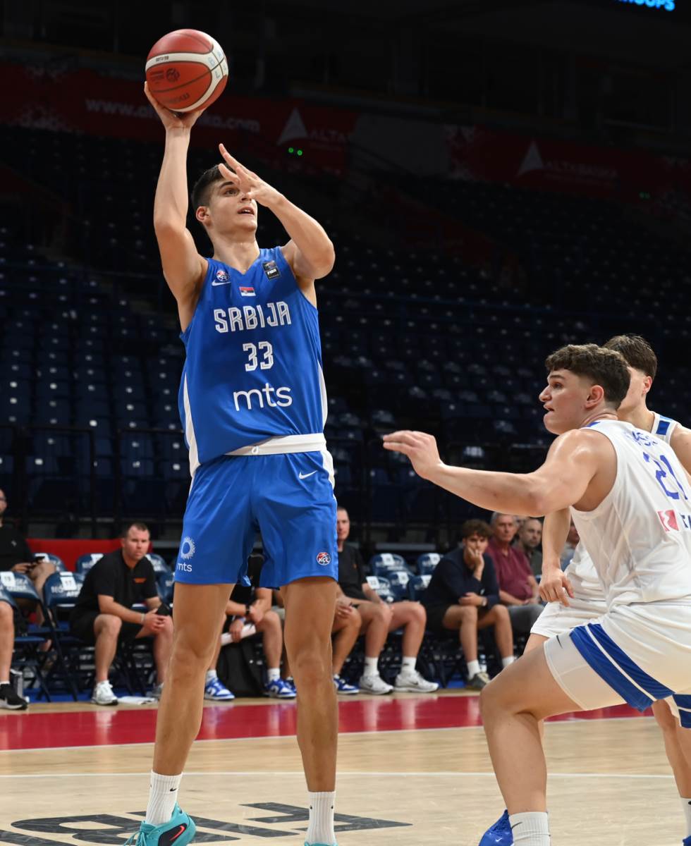 Petar Ostojić na utakmici U18 Srbija Grčka
