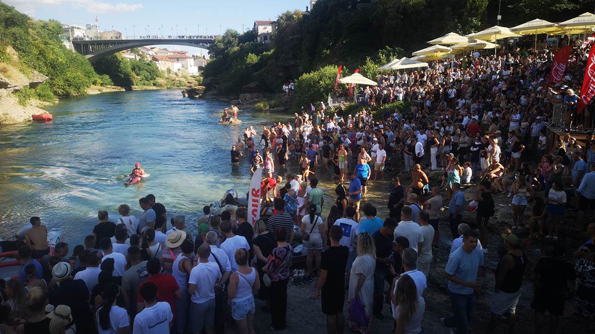 Drama tokom skokova sa Starog mosta (3).jpg