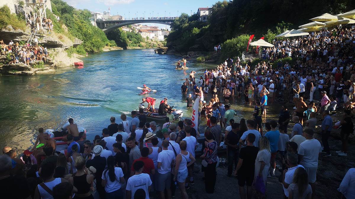 Drama tokom skokova sa Starog mosta (4).jpg