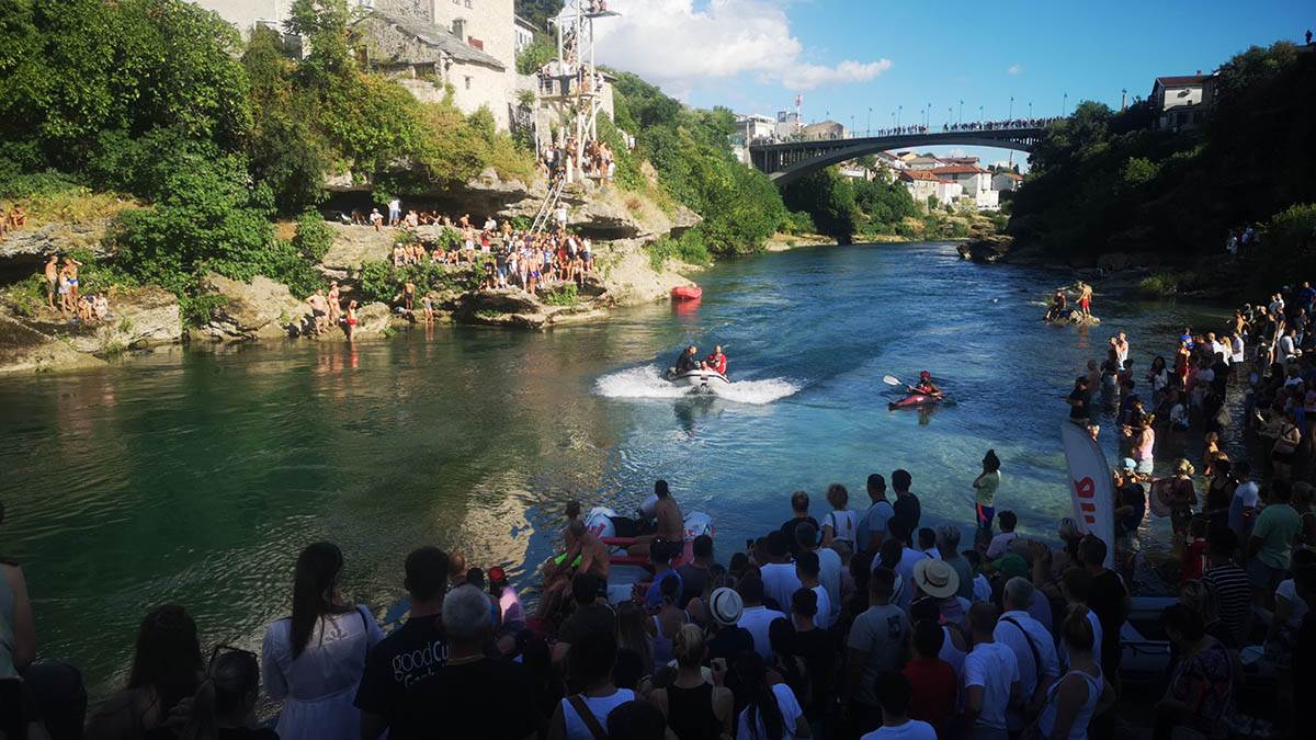 Drama tokom skokova sa Starog mosta (5).jpg
