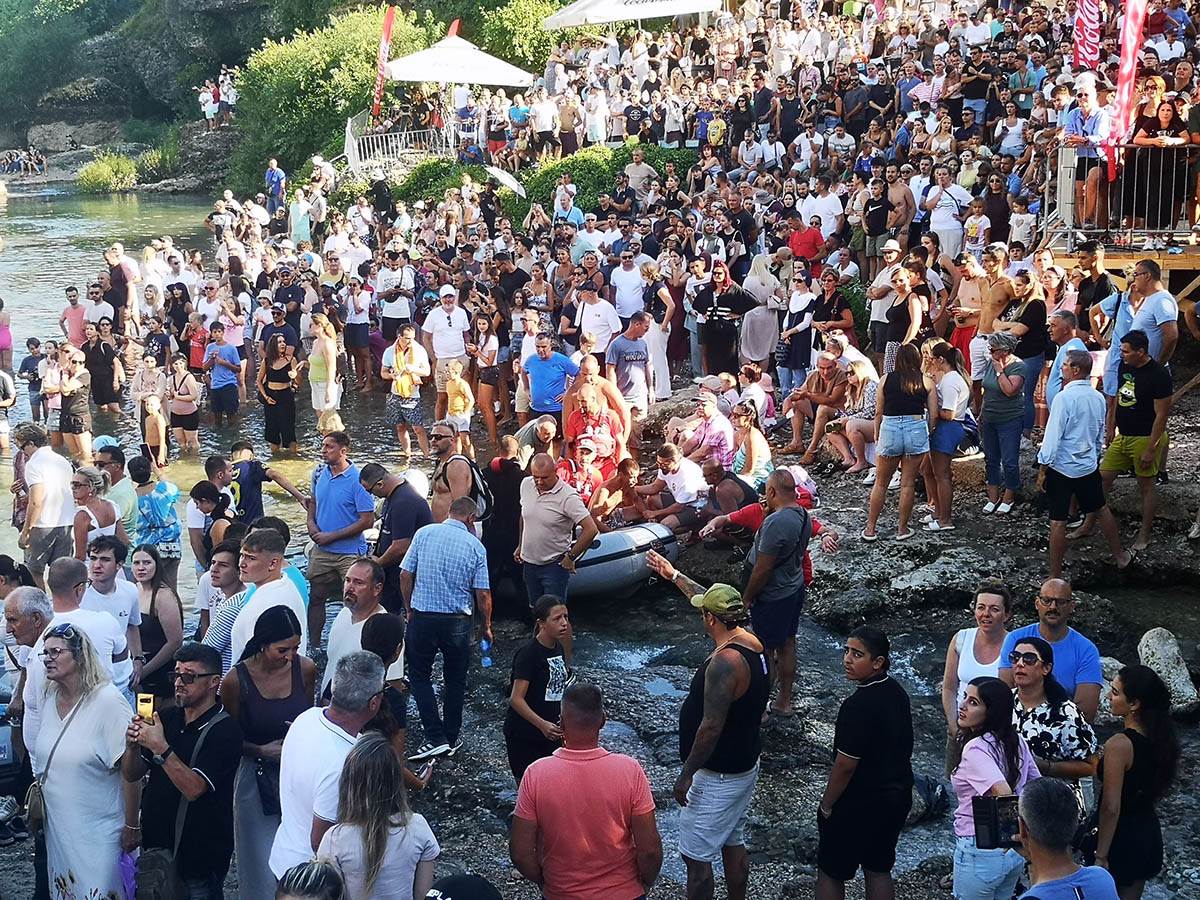 Drama tokom skokova sa Starog mosta (6).jpg