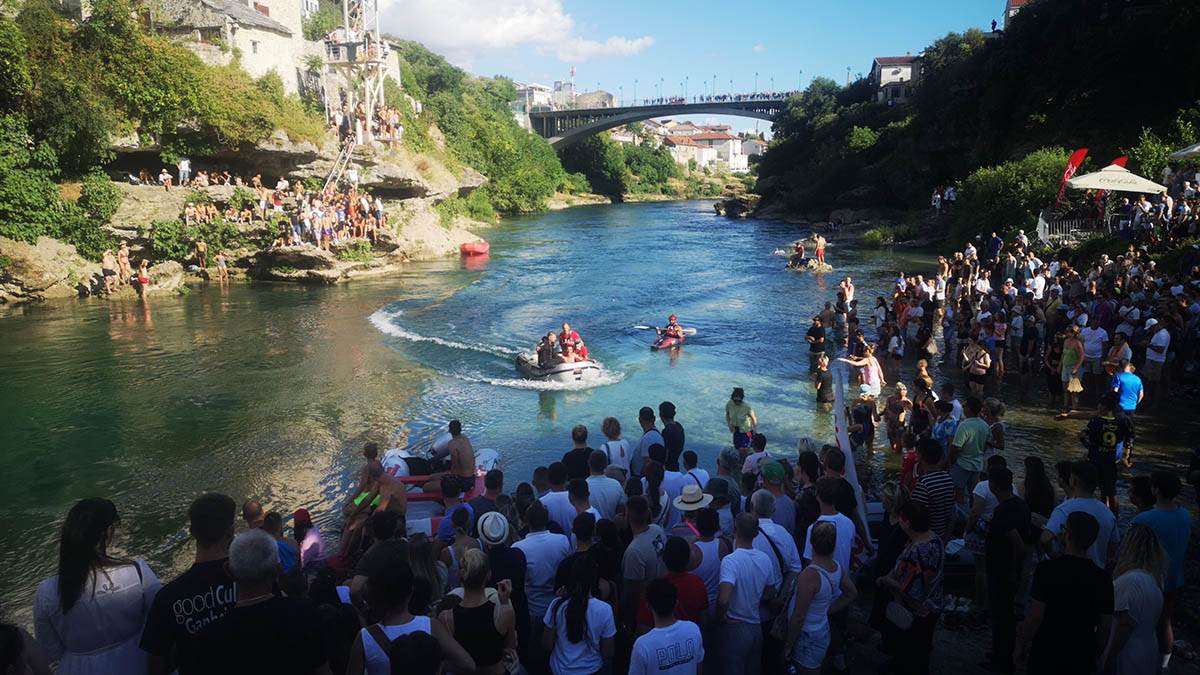 Drama tokom skokova sa Starog mosta (1).jpg