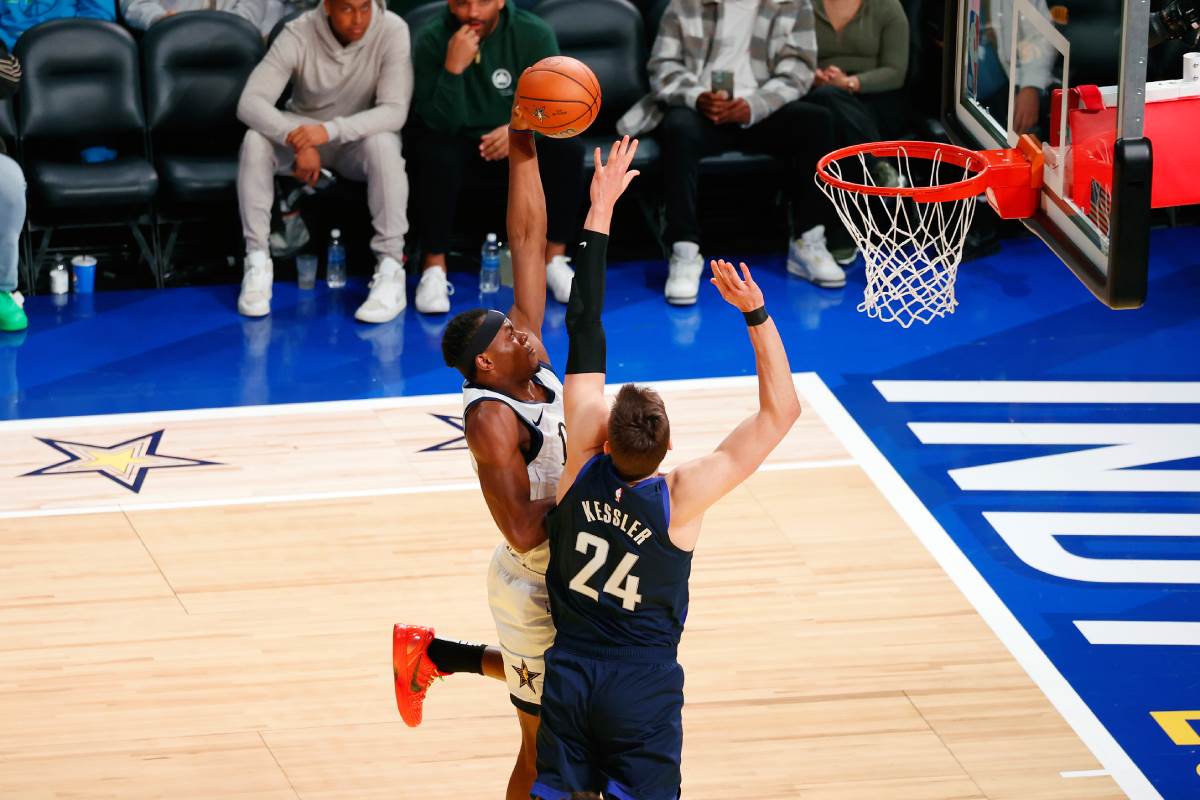 Oskar Šibvej zakucavanje preko Volkera Keslera