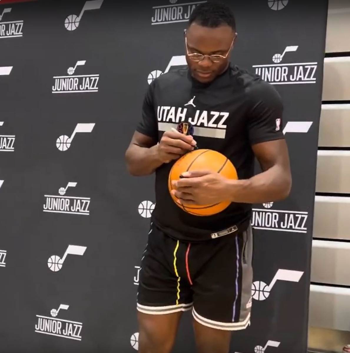 Oskar Čibvej daje autogram