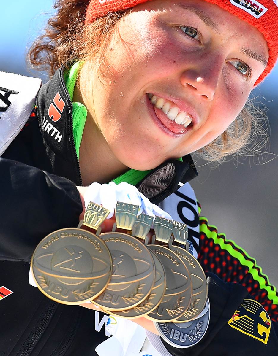 Laura Dalmajer sa medaljama na Svetskom prvenstvu