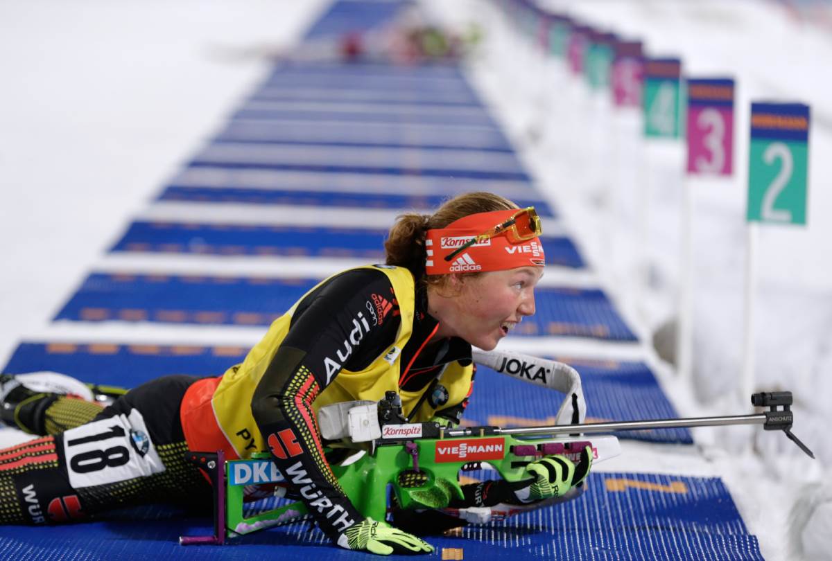 Laura Dalmajer puca na takmičenju