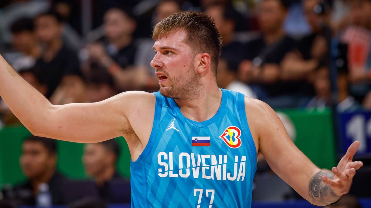 Luka Dončić maše rukama i ljuti se na meču Slovenije.