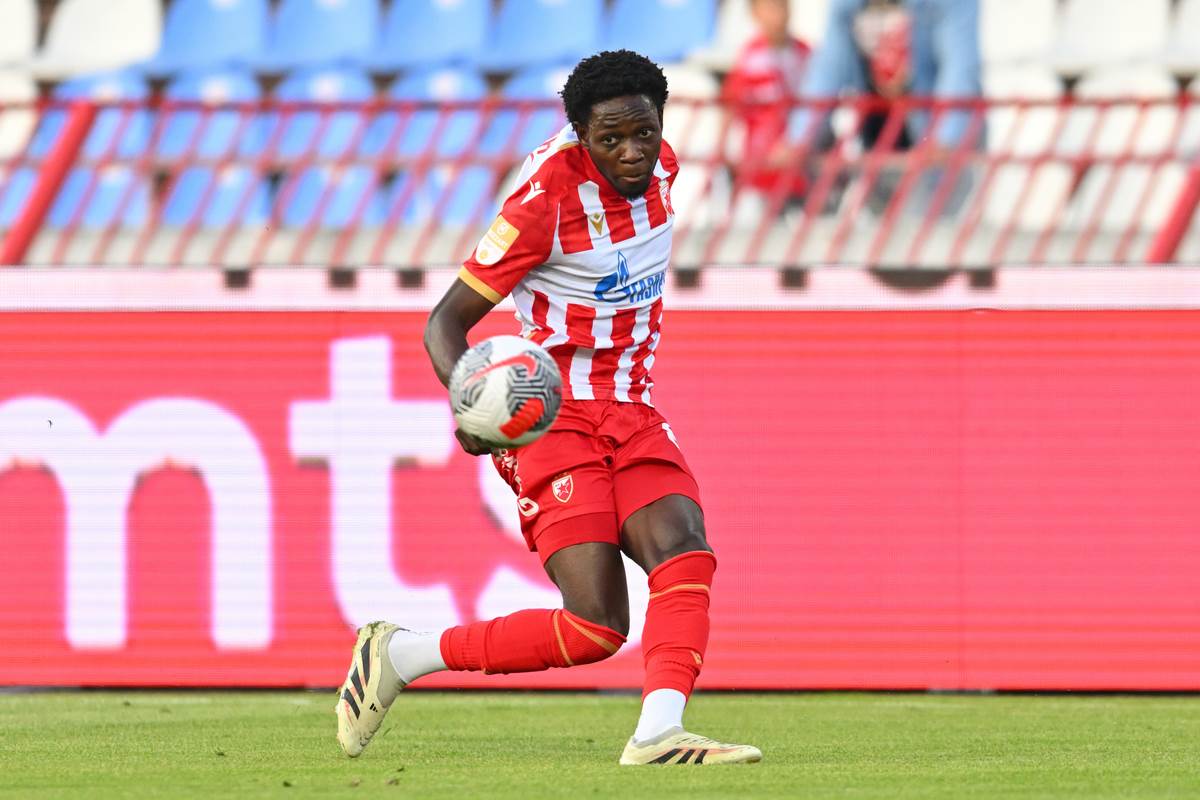 Ebenezer Anan centrira na utakmici Crvene zvezde