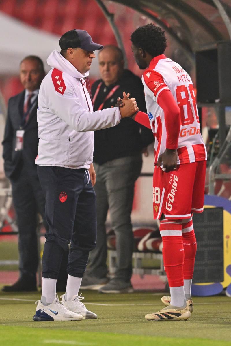 Ebenezer Anan se pozdravlja sa Vladanom Milojevićem