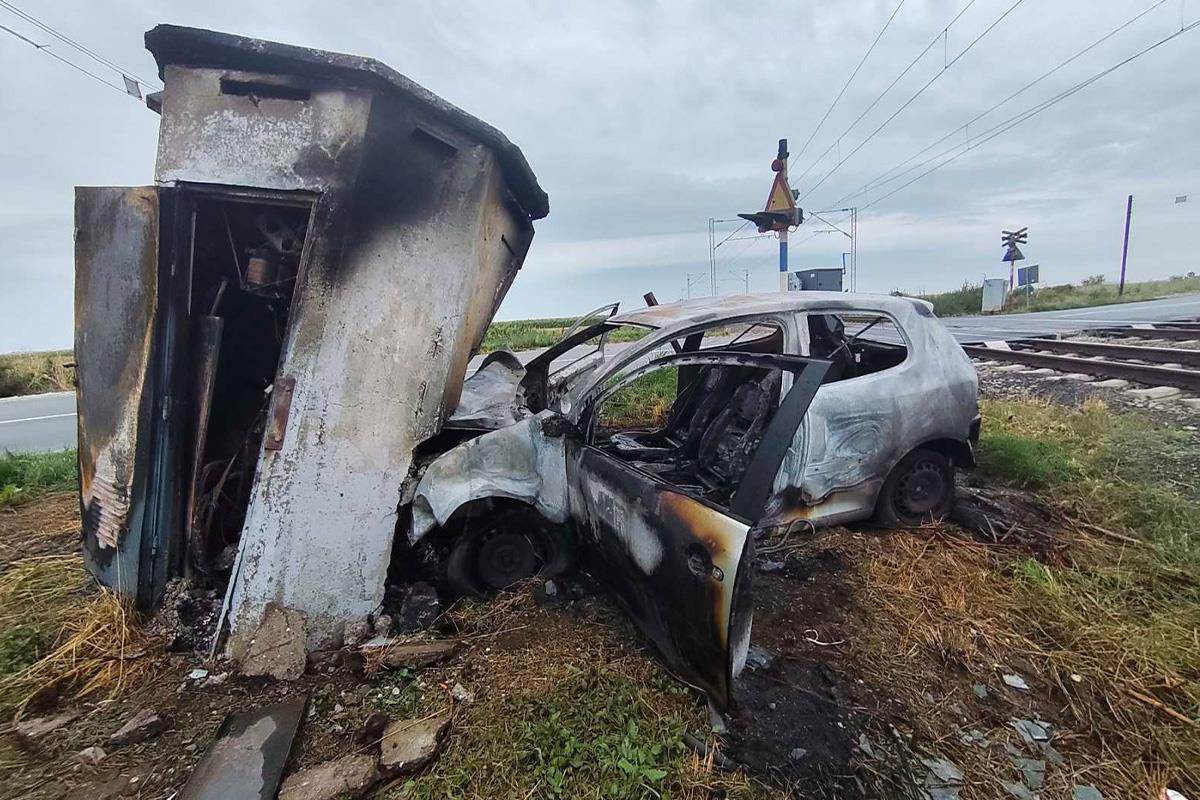 Automobil sleteo sa puta i zapalio se (2).jpg