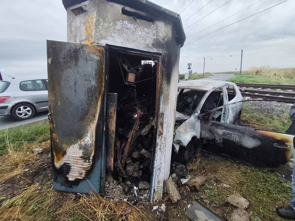 Automobil sleteo sa puta i zapalio se (3).jpg