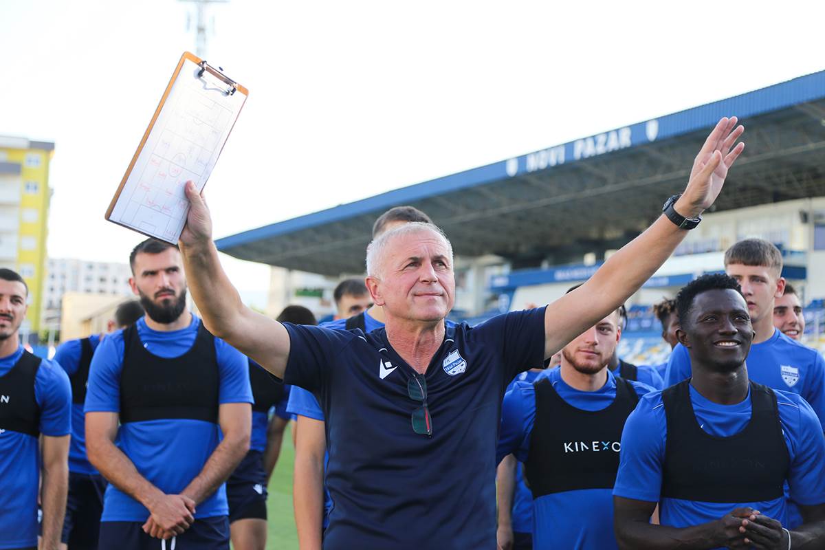 Vladimir Gaćinović širi ruke i pozdravlja navijače Novog Pazara.