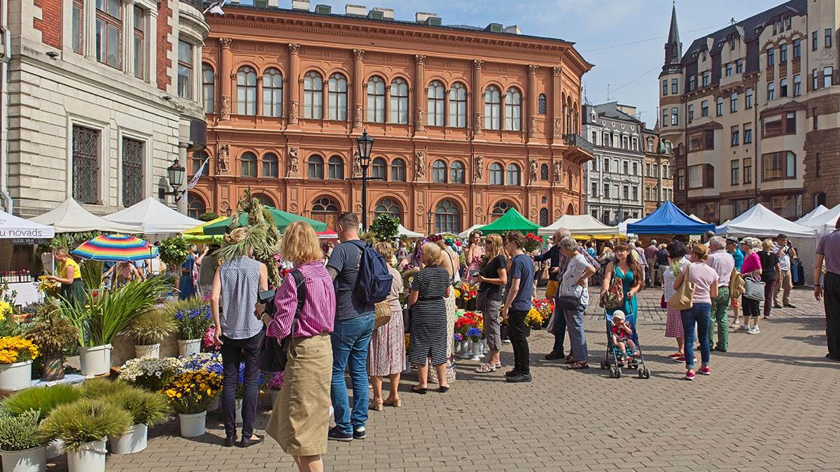 Ljudi u Rigi u Letoniji kupuju cveće