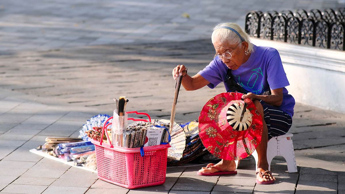 Baka u Japanu prodaje lepeze na ulici