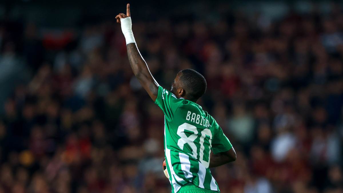 Šavi Babika slavi gol za Aris