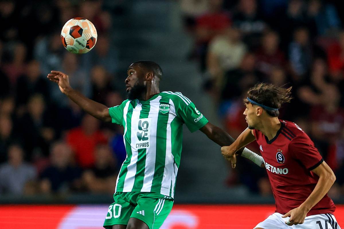 Šavi Babika udara glavom na utakmici Arisa