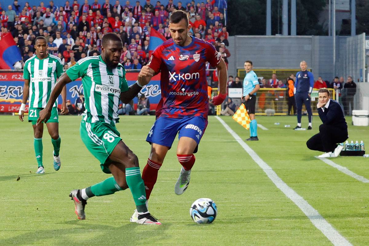 Šavi Babika u dresu Arisa protiv Rakova