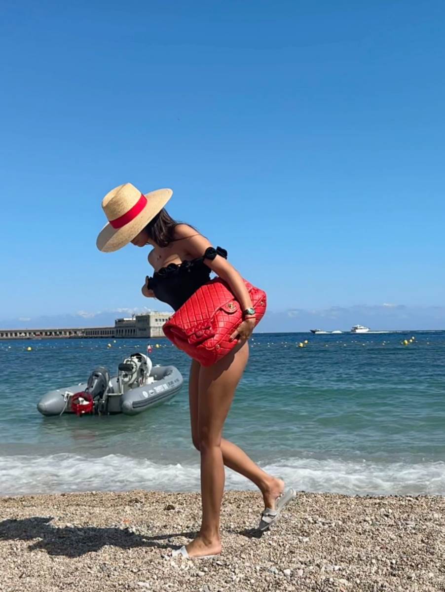 Đina Džinović u kupaćem