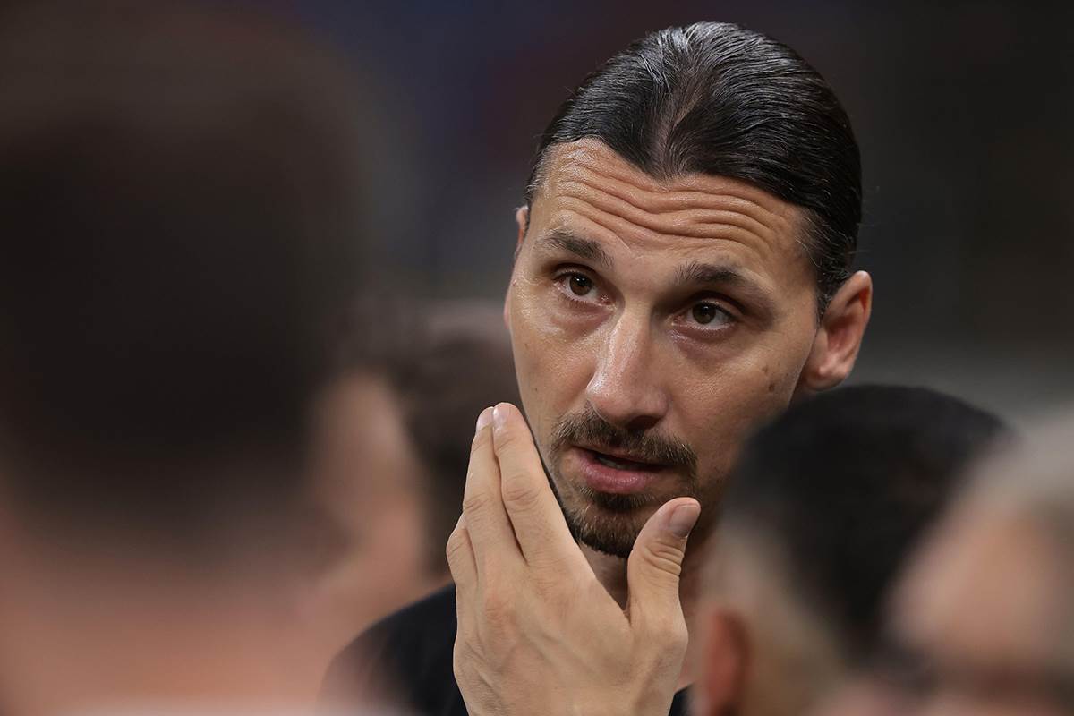 Zlatan Ibrahimović dira bradu i gleda ozbiljno u daljinu.