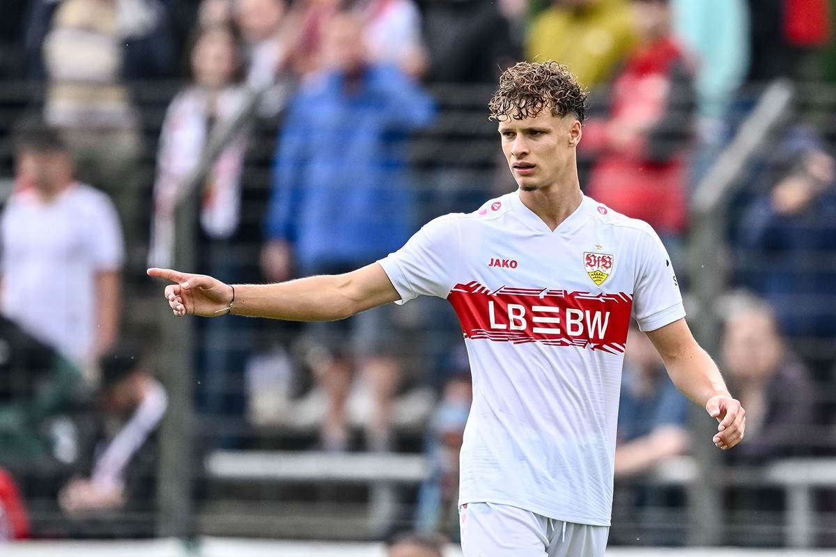 Lazar Jovanović u dresu Štutgarta slavi gol.