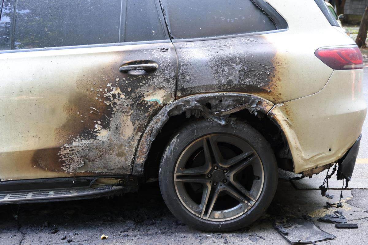 Zapaljeni džip u Beogradu 2.jpg