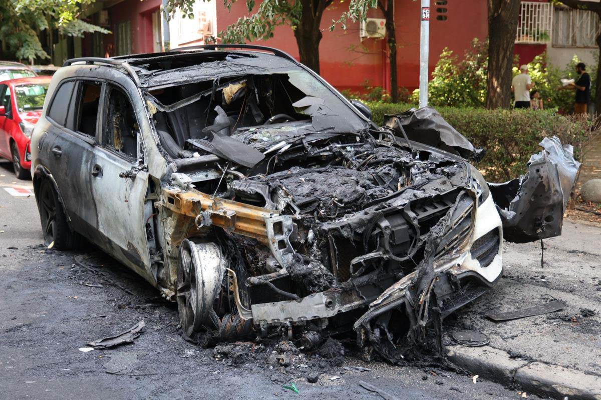 Zapaljeni džip u Beogradu 5.jpg