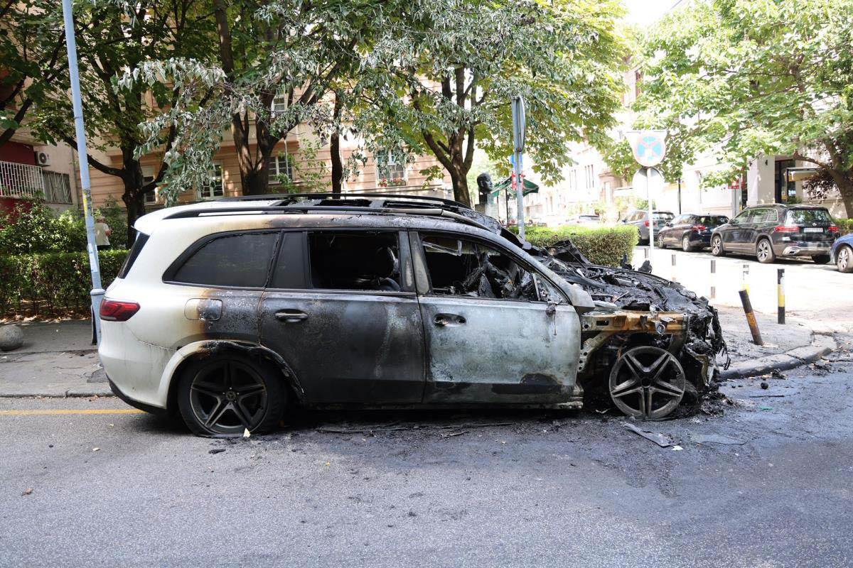 Zapaljeni džip u Beogradu 6.jpg