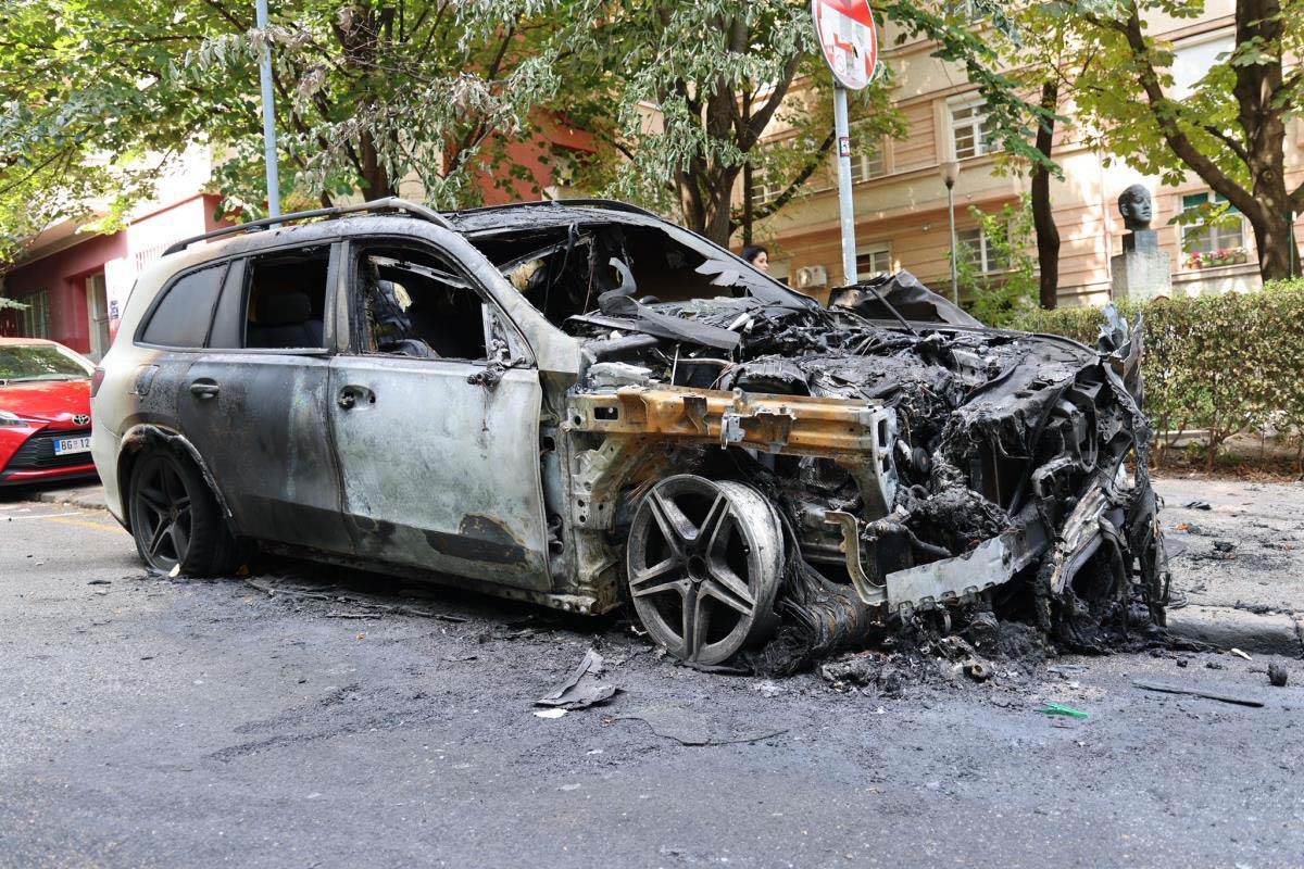 Zapaljeni džip u Beogradu 8.jpg