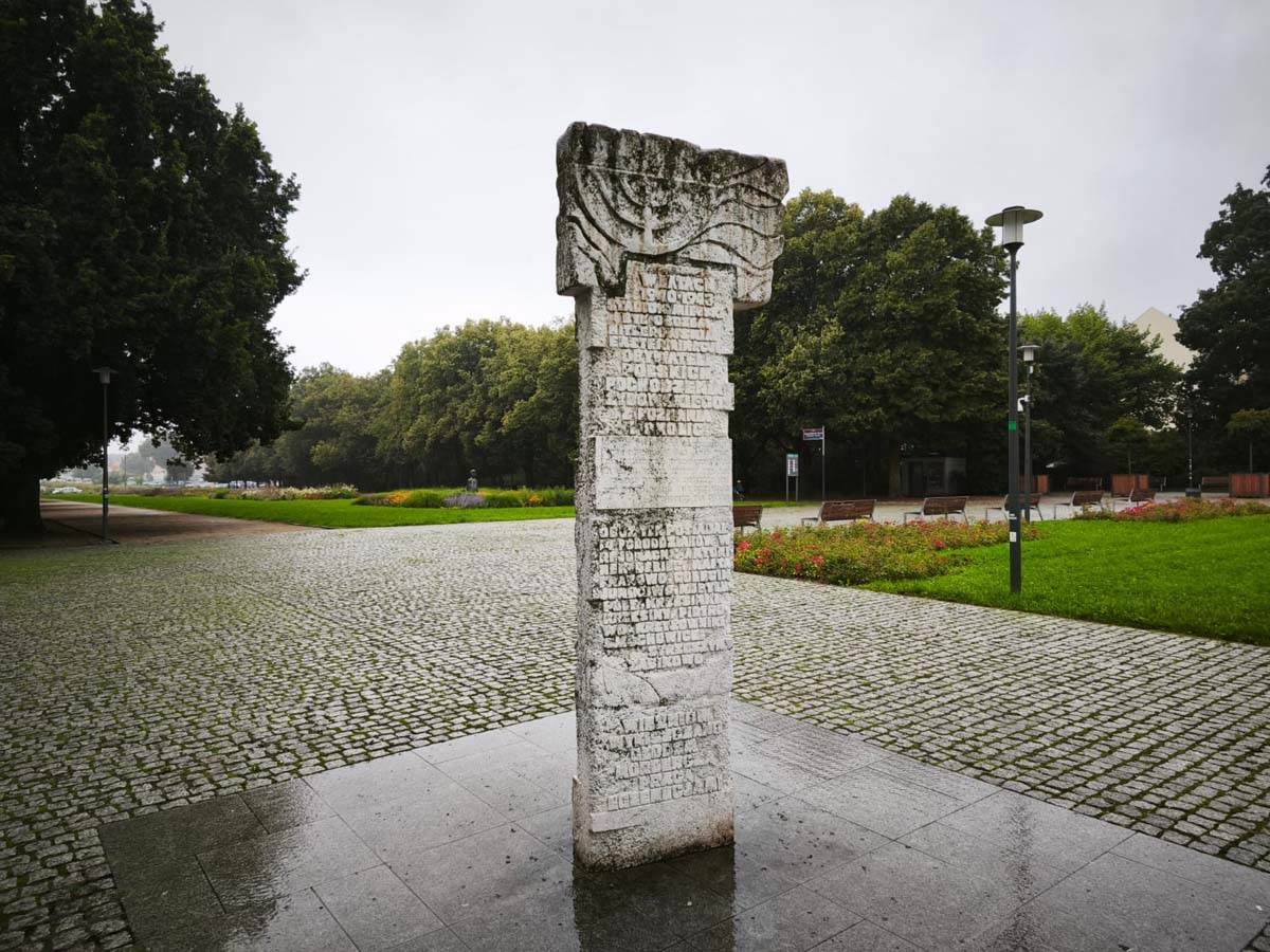 Spomenik ubijenim Jevrejima na stadionu u Poznanju1.jpg