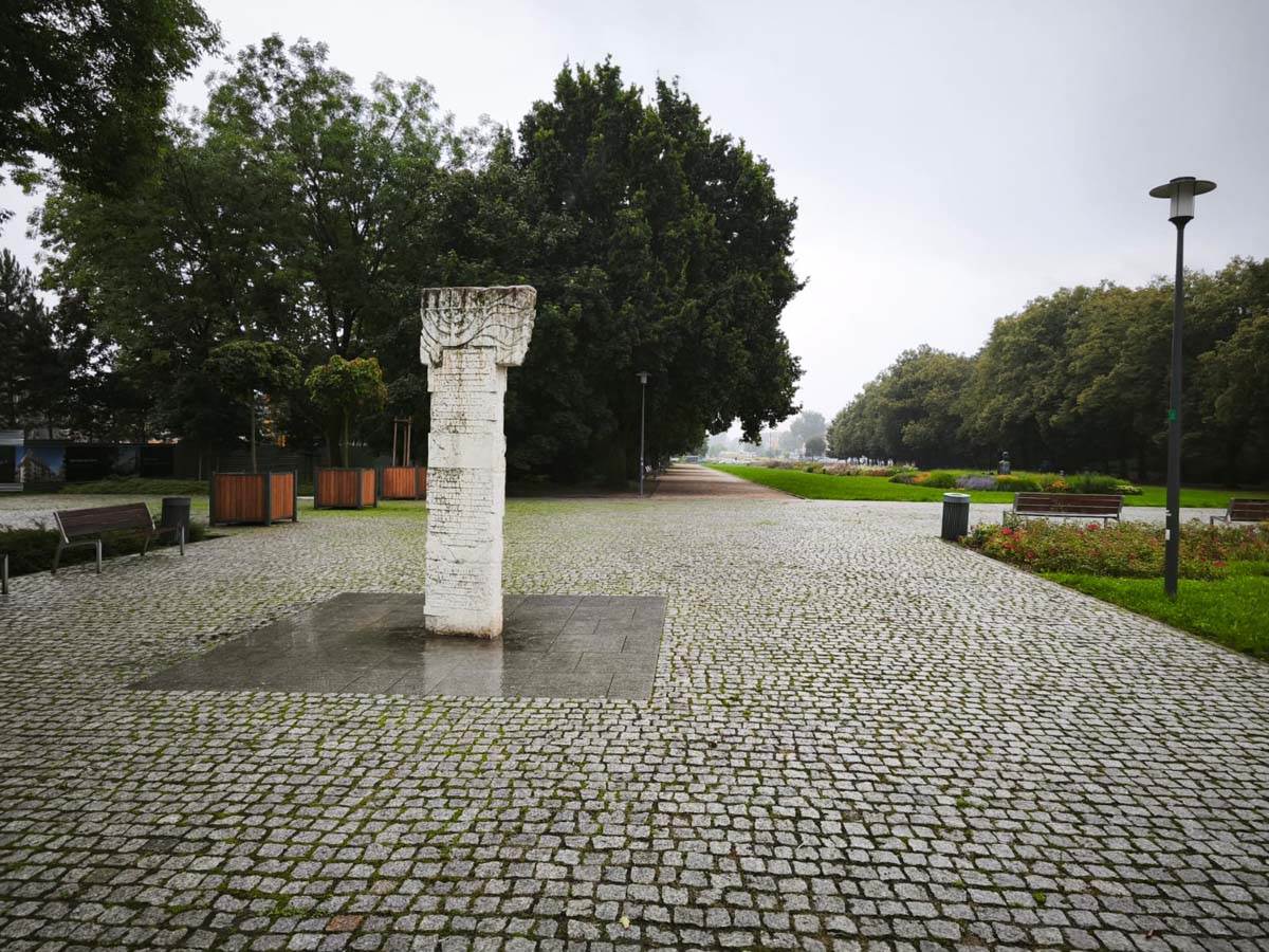 Spomenik ubijenim Jevrejima na stadionu u Poznanju2.jpg