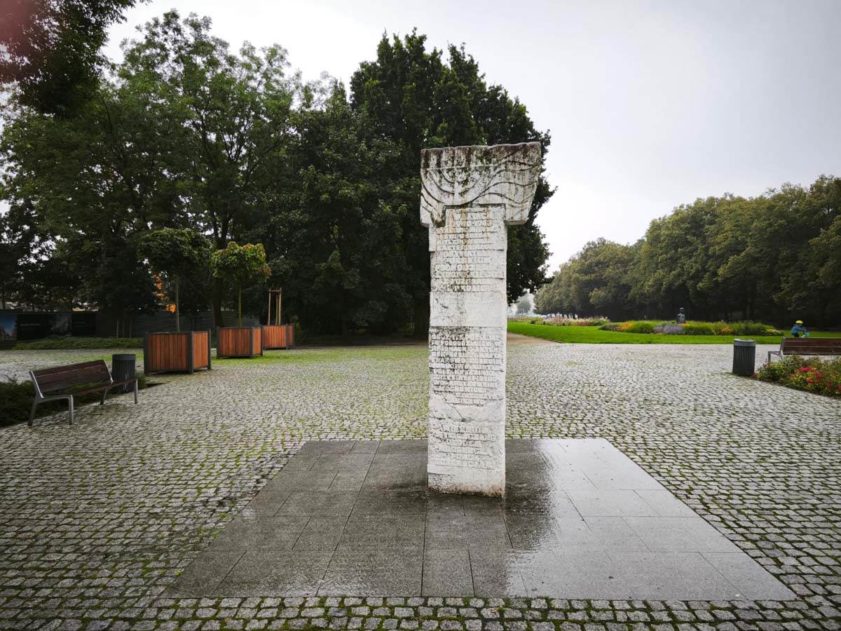 Spomenik ubijenim Jevrejima na stadionu u Poznanju3.jpg