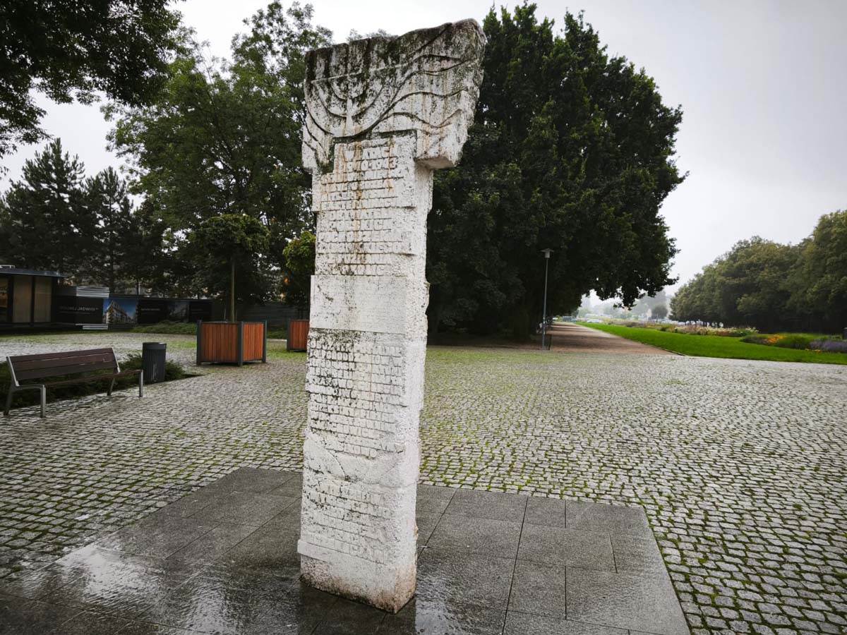 Spomenik ubijenim Jevrejima na stadionu u Poznanju4.jpg