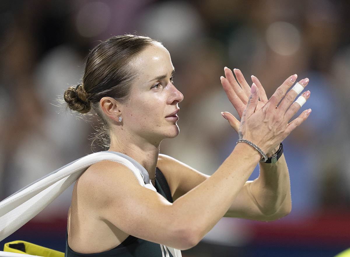 Elina Svitolina aplaudira posle poraza od Osake.