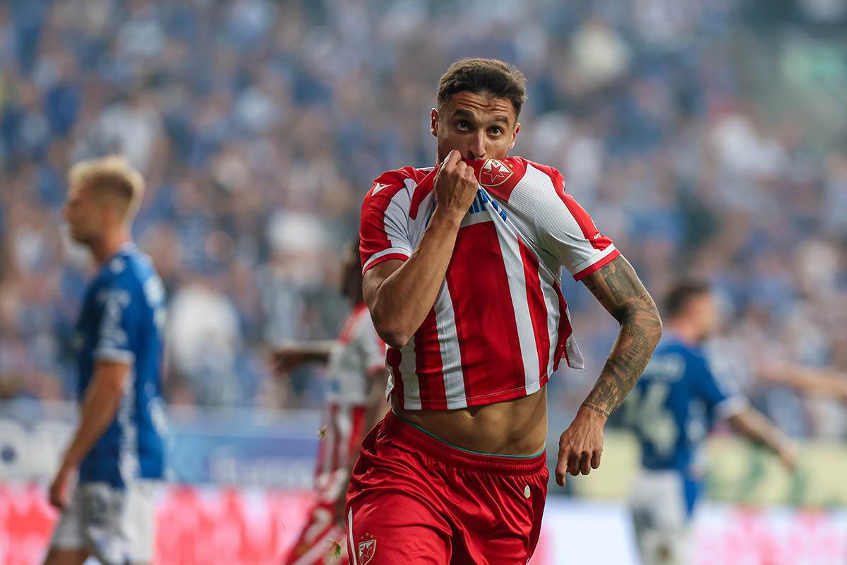 Leh Crvena zvezda Rade Krunić slavi gol