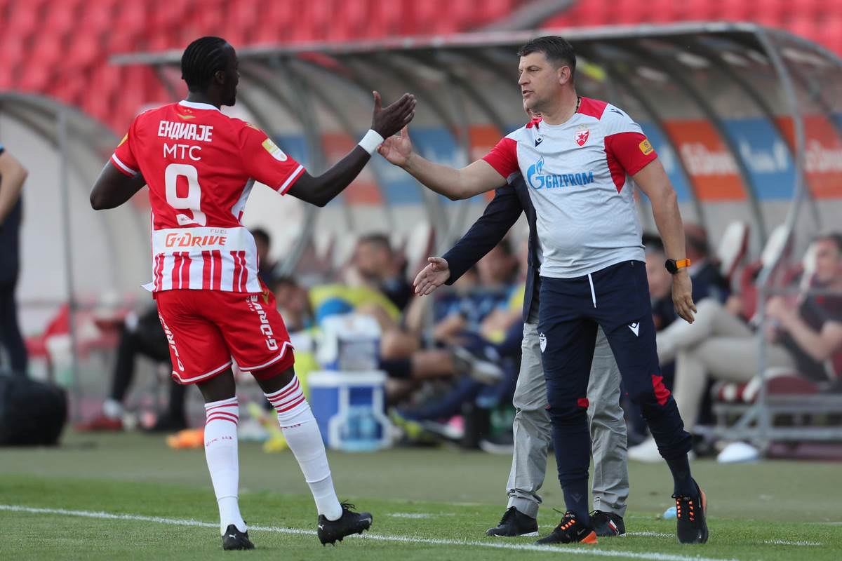 Vladan Milojević i Šerif Endiaje se pozdravljaju.