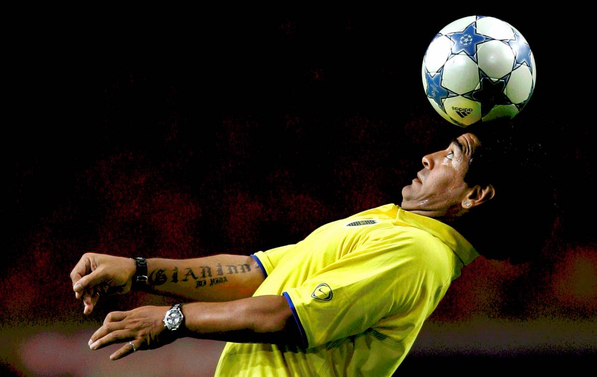 Dijego Maradona žonglira glavom u dresu Boke Juniors