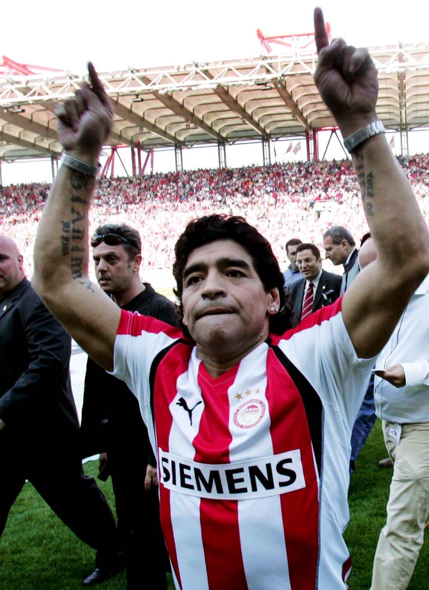 Dijego Maradona u dresu Olimpijakosa na Karaiskakiju