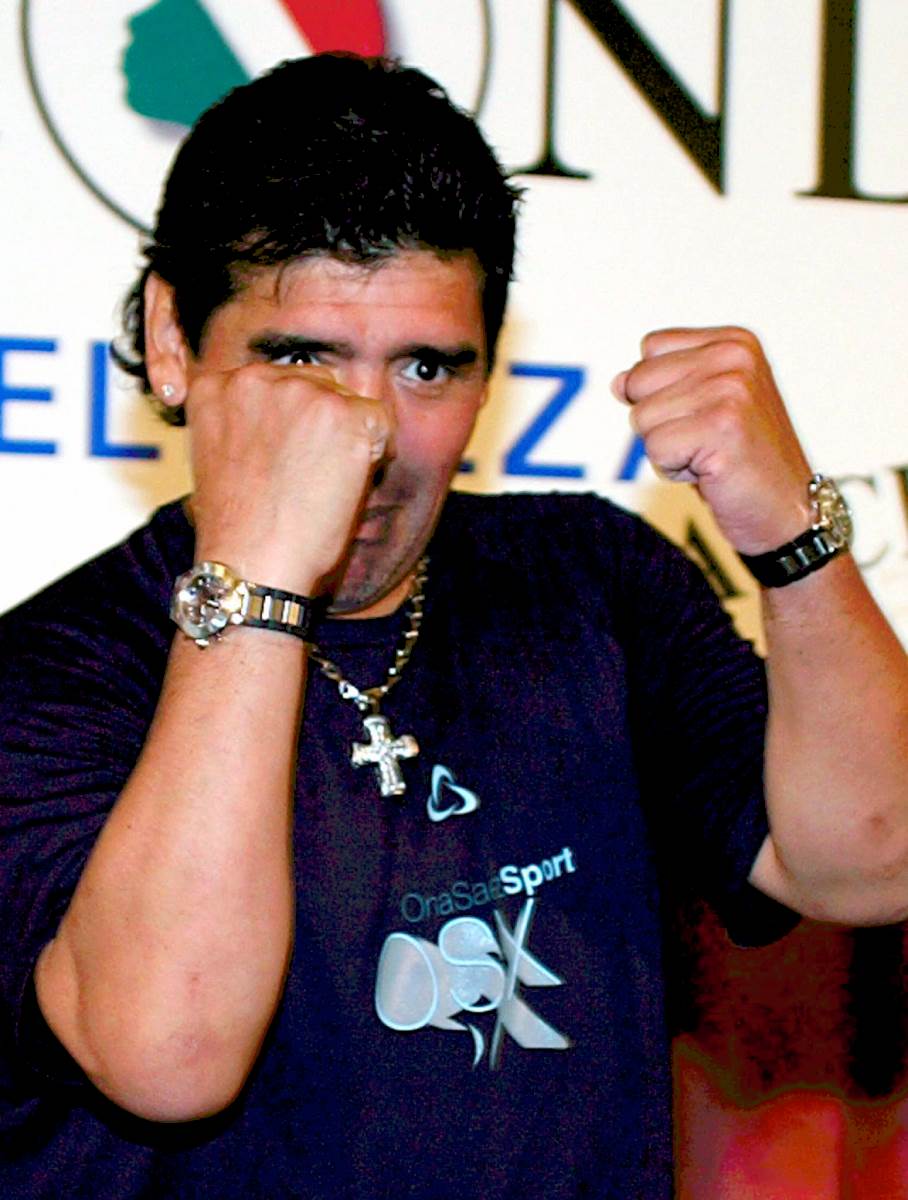 Dijego Maradona pozira sa pesnicama na konferenciji za novinare u Italiji
