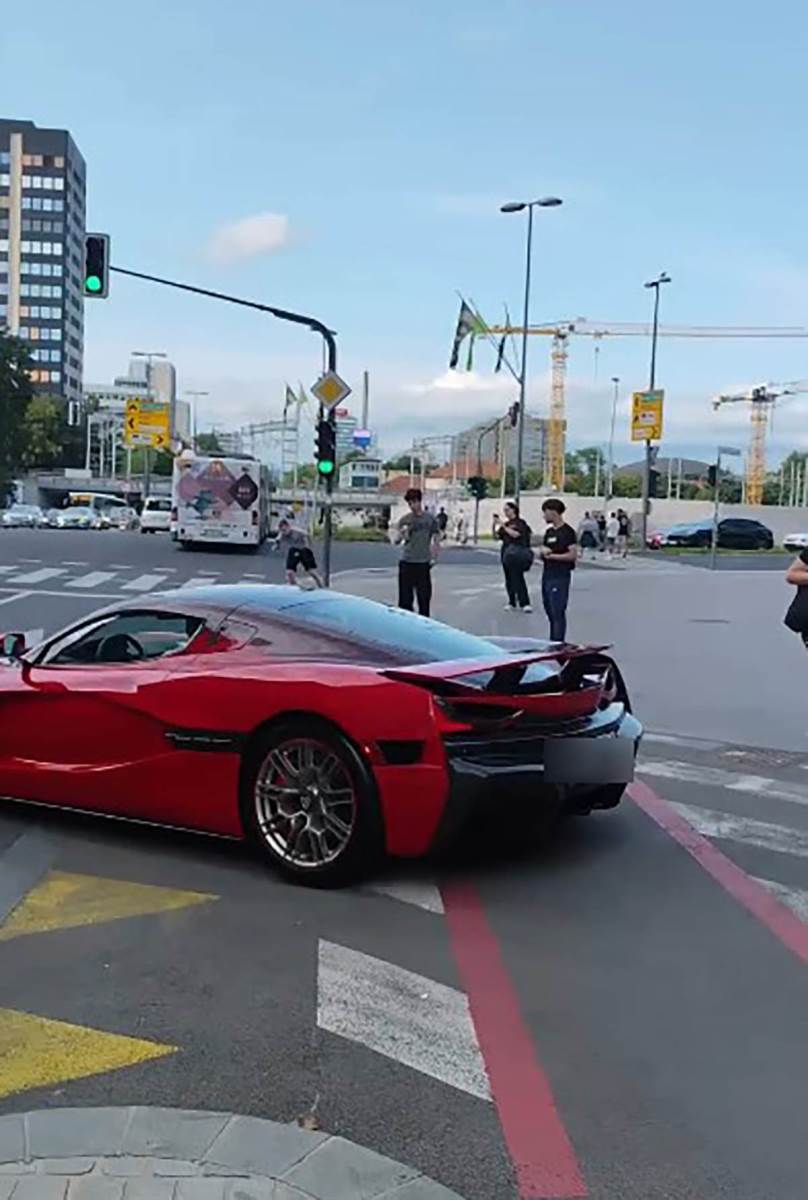 Auto Luke Dončića (5).jpg