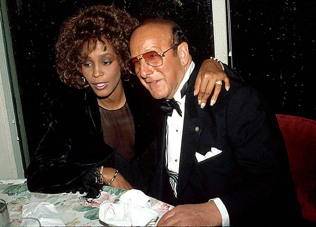 Vitni Hjuston (4).jpg