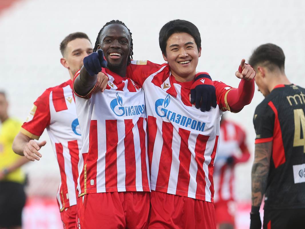 Fudbaleri Crvene zvezde Seol Jung Vu i Šerif Endiaje.