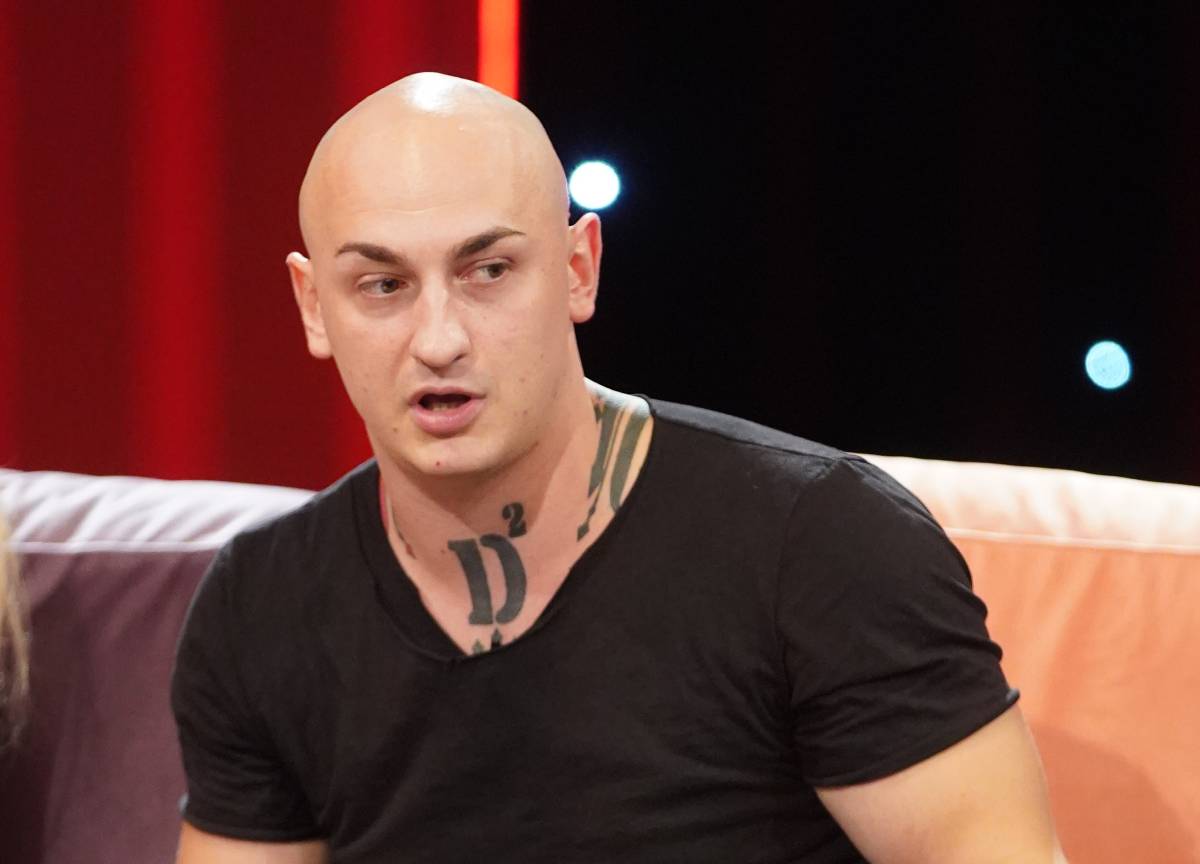 "Šta je ovo bajo, kupus na ekserima?" Desingerica žestoko isprozivao Filipa Cara zbog tetovaže lava