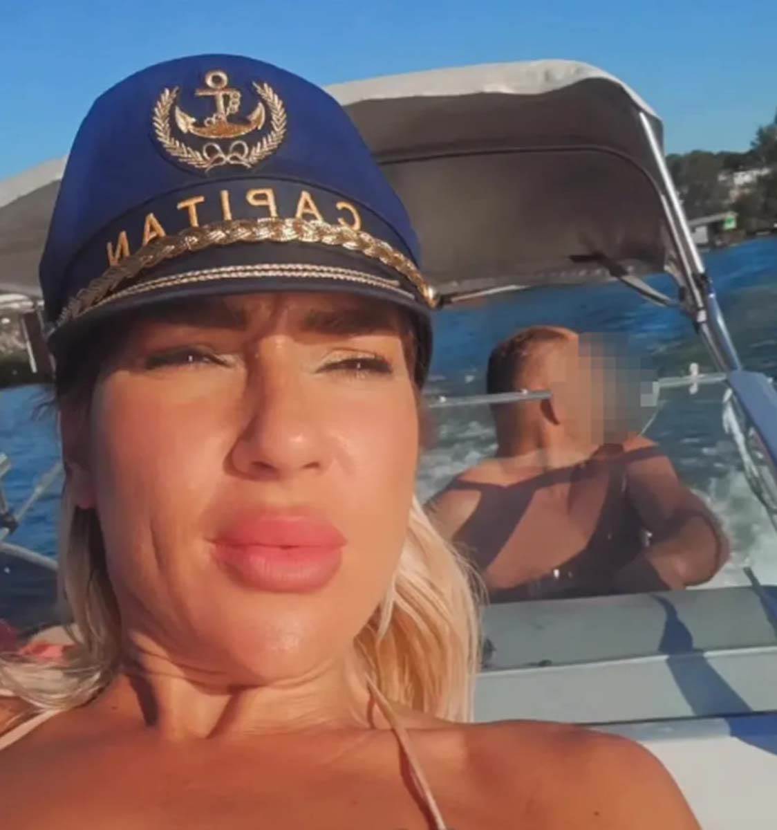 Jovana Jeremić u društvu misterioznog muškarca na jahti