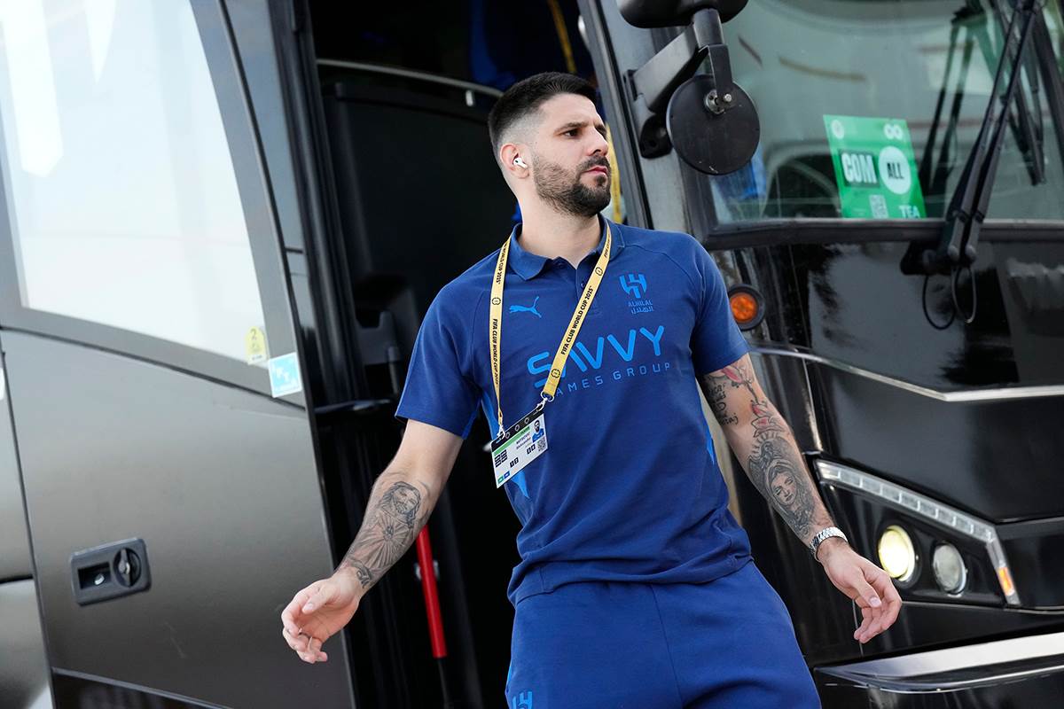 Aleksandar Mitrović izlazi iz autobusa Al Hilala.
