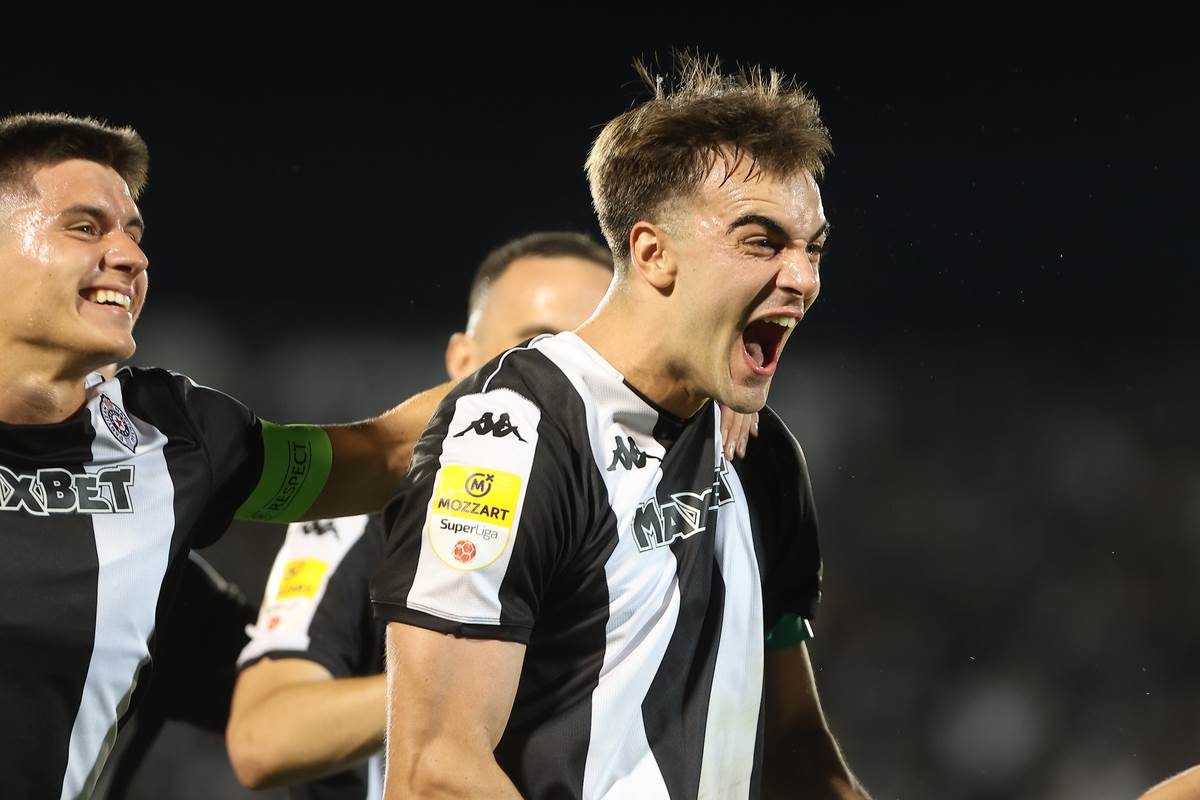 Jovan Milošević u dresu Partizana slavi gol.