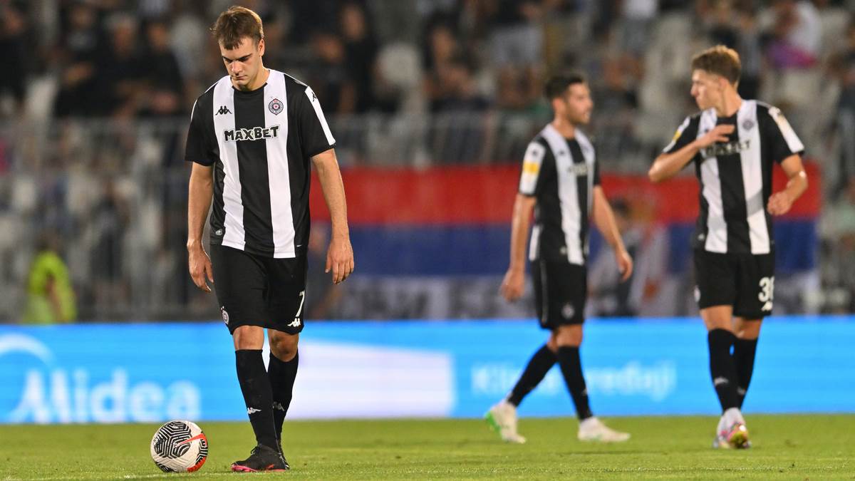 Jovan Milošević izvodi loptu sa centra na Partizan Hibernijan