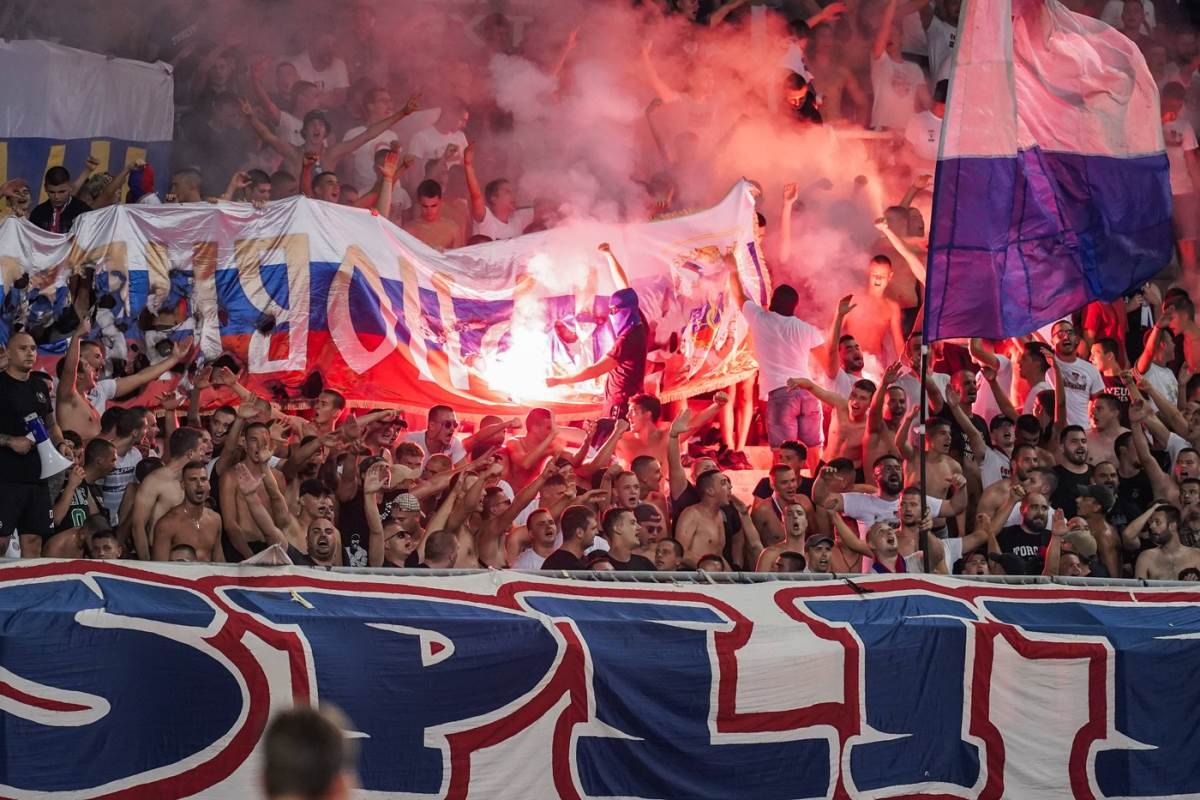 Torcida Split navijači Hajduka pale srpske zastave