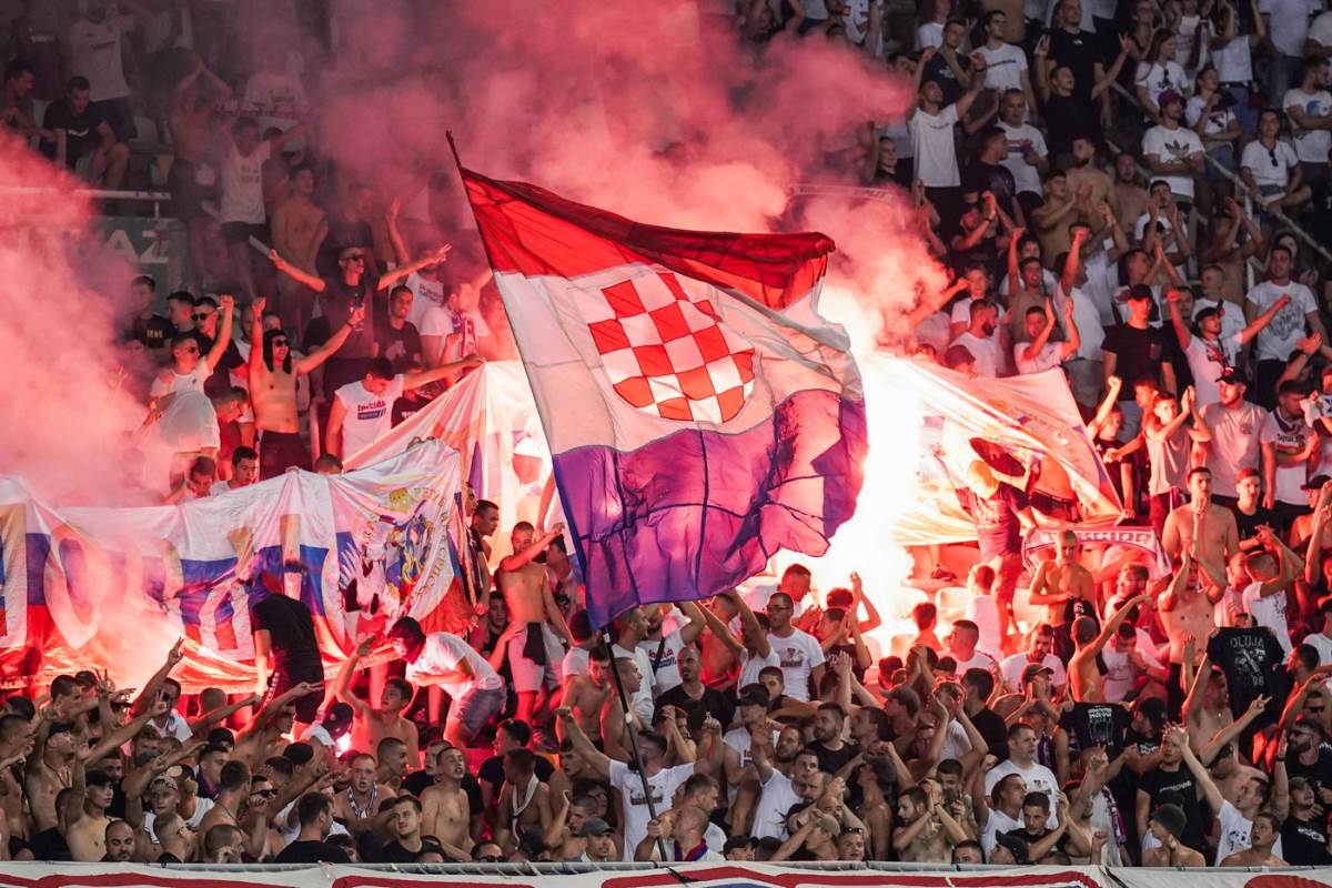 Torcida Split pali srpske zastave
